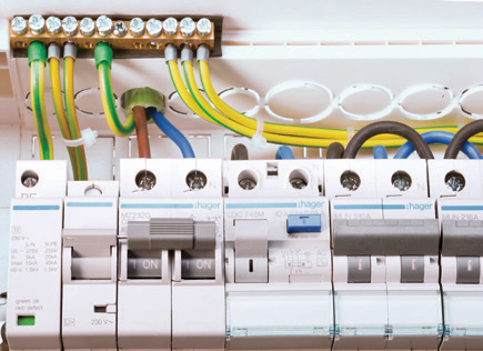 Широкие выбивные отверстия для ввода кабеля и гофротрубок. Широкие выбивные отверстия для ввода кабеля и гофротрубок.